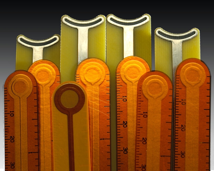 Thin Capacitive Probes